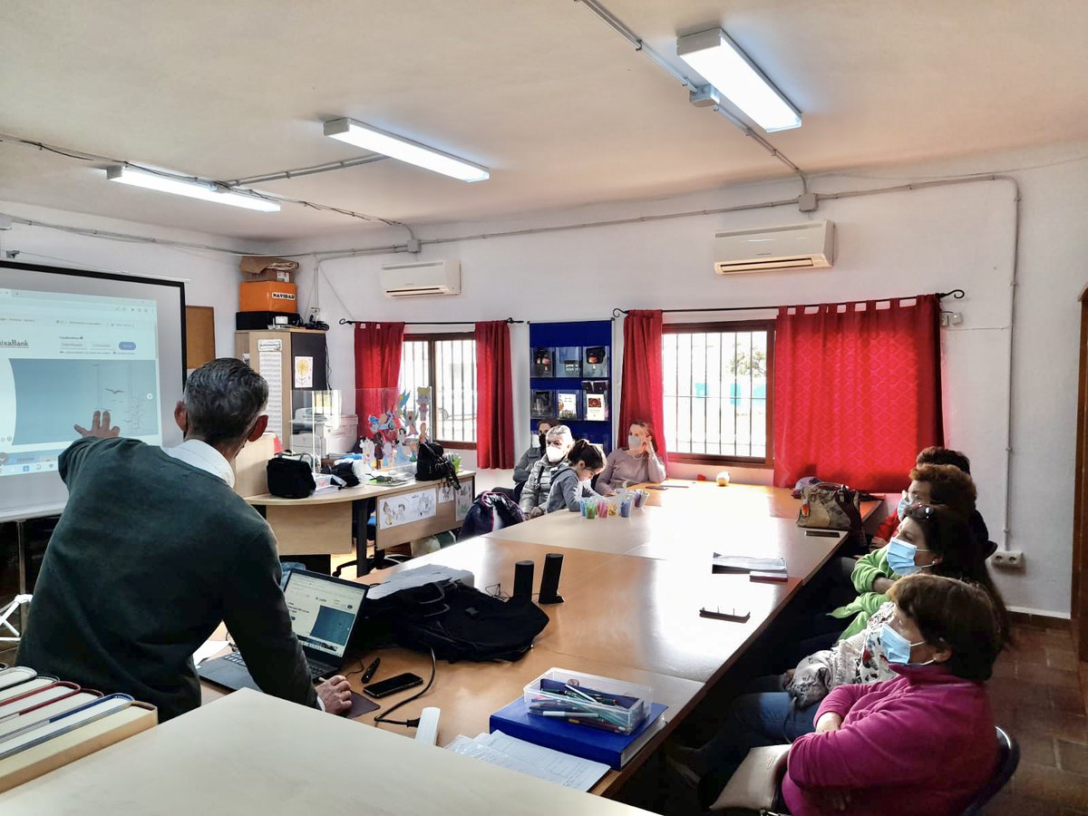 aytojabugo's tweet photo. 💻 Taller manejo de banca online en las bibliotecas #ElRepilado y #LosRomeros @GJabugo 

👨‍💻 Rafael Carlos las ayudó a familiarizarse con un manejo seguro de la banca digital, animándolas ‘a perder el miedo a internet’.

✔️ En Jabugo nadie se queda atrás. Con nuestros mayores. https://t.co/NrJnZ73JR2