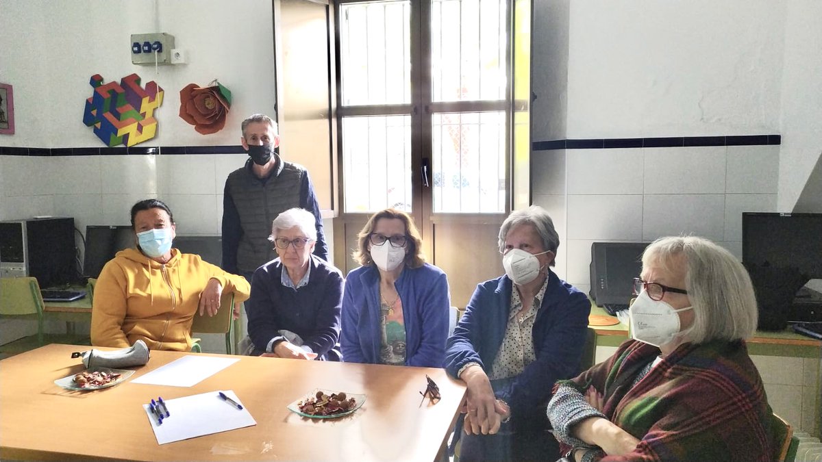 aytojabugo's tweet photo. 💻 Taller manejo de banca online en las bibliotecas #ElRepilado y #LosRomeros @GJabugo 

👨‍💻 Rafael Carlos las ayudó a familiarizarse con un manejo seguro de la banca digital, animándolas ‘a perder el miedo a internet’.

✔️ En Jabugo nadie se queda atrás. Con nuestros mayores. https://t.co/NrJnZ73JR2