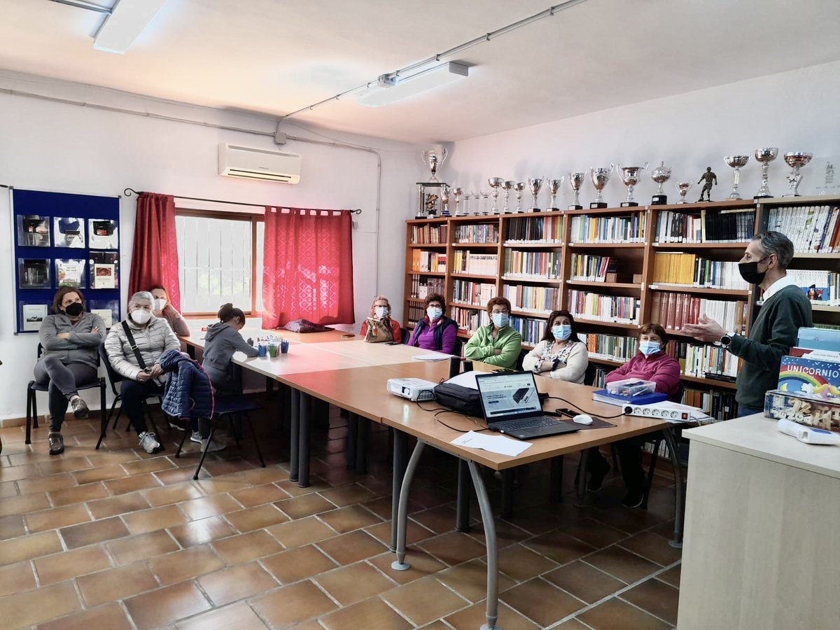 aytojabugo's tweet photo. 💻 Taller manejo de banca online en las bibliotecas #ElRepilado y #LosRomeros @GJabugo 

👨‍💻 Rafael Carlos las ayudó a familiarizarse con un manejo seguro de la banca digital, animándolas ‘a perder el miedo a internet’.

✔️ En Jabugo nadie se queda atrás. Con nuestros mayores. https://t.co/NrJnZ73JR2