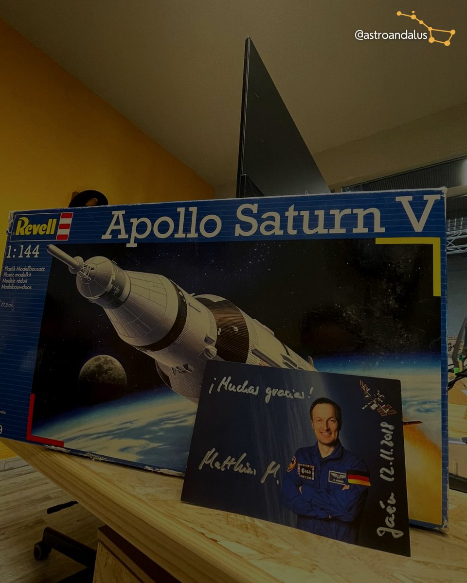 AstroAndalus's tweet photo. Di que eres #astrofan sin decir que eres #astrofan.
Feliz #díadelorgullofriki 🤓✨
🖊Autógrafo de Matthias Maurer (astronauta de la Agencia Espacial Europea)
🚀Réplica de Apollo Saturn V
@avistadepixel @heitfield77 @astrochatgame https://t.co/f2r8HxEFT4