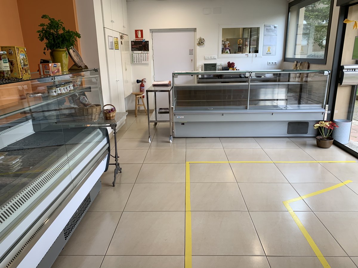 OPEManlleu's tweet photo. Es cedeix a través de @Reempresa rostisseria dedicada a l'elaboració i venda de menjars preparats i servei a domicili https://t.co/mF1kDHXUb0 Si t'interessa contacta amb l'@OPEManlleu https://t.co/F0oswVxjqb