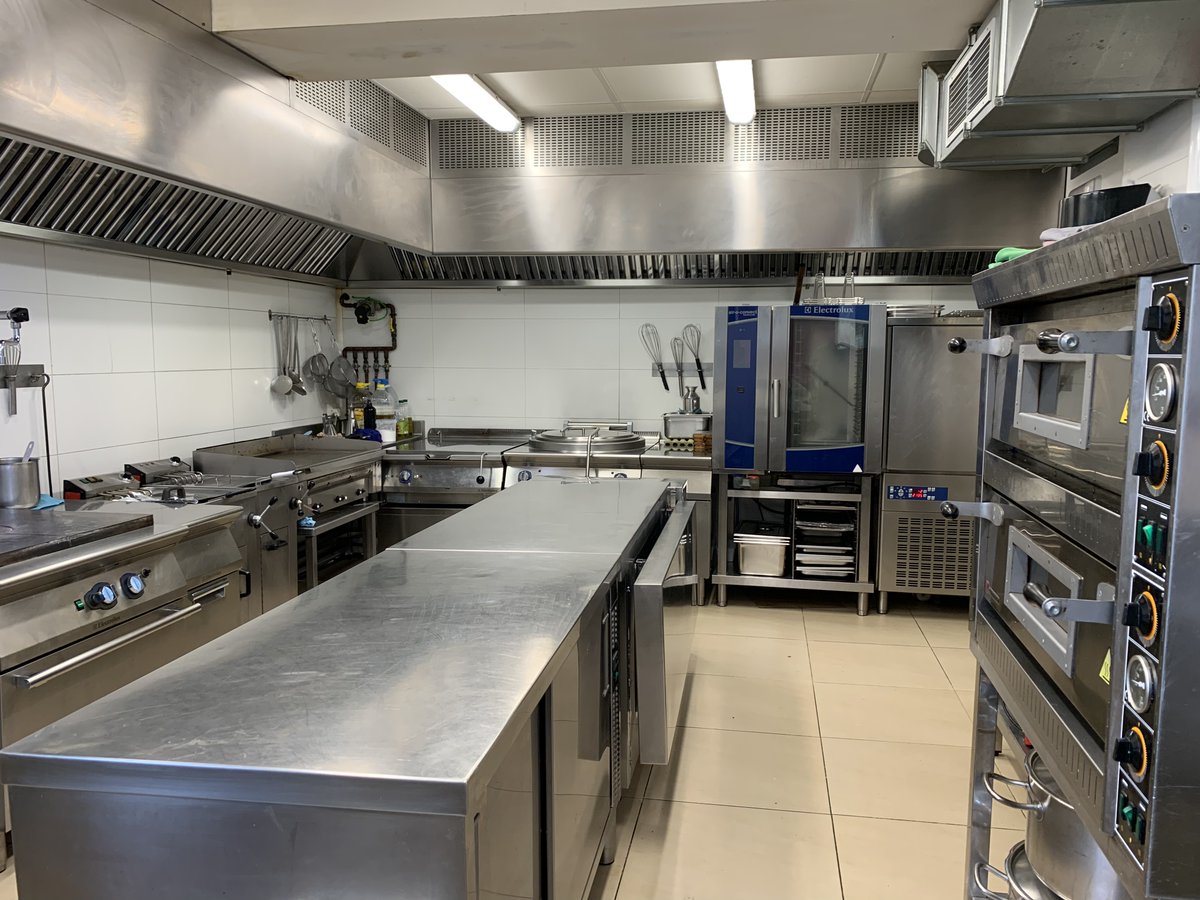 OPEManlleu's tweet photo. Es cedeix a través de @Reempresa rostisseria dedicada a l'elaboració i venda de menjars preparats i servei a domicili https://t.co/mF1kDHXUb0 Si t'interessa contacta amb l'@OPEManlleu https://t.co/F0oswVxjqb