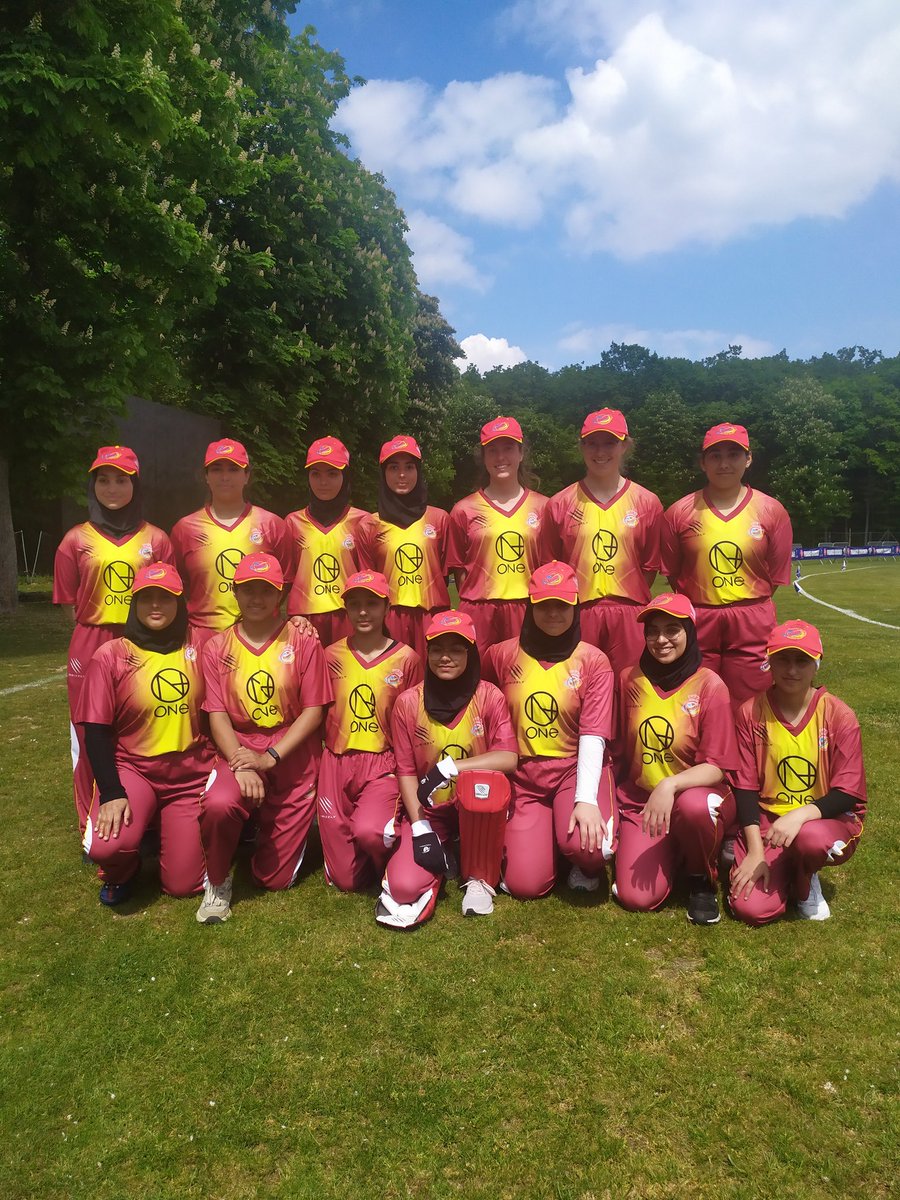 Criquetbcn's tweet photo. @Criquetbcn acompanyant a la Selecció Espanyola de Criquet al seu primer torneig internacional de la mà de @Cricket_Espana 
Segueix el partit Espanya - Jersey en directe:https://t.co/GY9EyJooeb
Felicitats per haver arribat tant lluny! https://t.co/NQ9qTin80d
