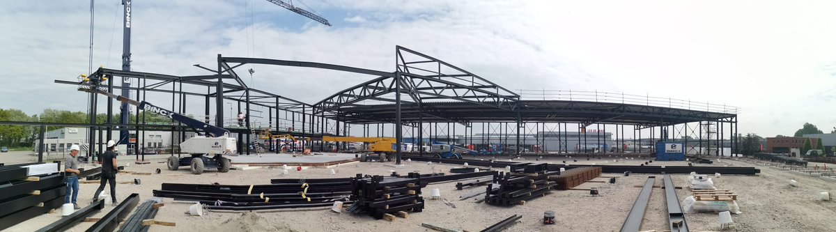 dlg_logistics's tweet photo. De verbouwing gaat hard! De staalconstructie en ook de dakplaten zijn helemaal klaar. De contouren van de nieuwbouw zijn nu goed zichtbaar! 

🏗️ Van Mierlo Bouw &amp; Ontwikkeling

#nieuwbouw #maasdijk #crossdockcentrum https://t.co/5DF8fdXuZa