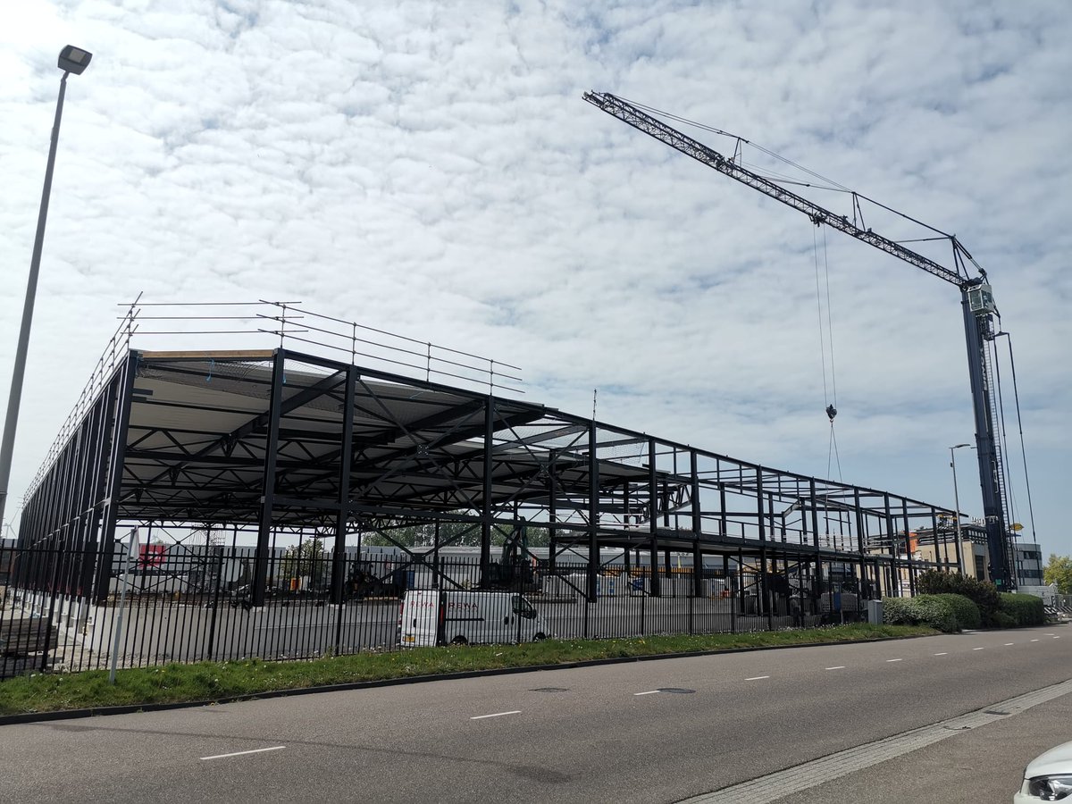 De verbouwing gaat hard! De staalconstructie en ook de dakplaten zijn helemaal klaar. De contouren van de nieuwbouw zijn nu goed zichtbaar! 

🏗️ Van Mierlo Bouw &amp; Ontwikkeling

#nieuwbouw #maasdijk #crossdockcentrum
