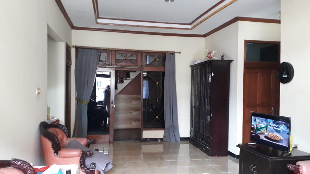 Twitter please do your magic✨
Orang tuaku menjual rumah di Jagakarsa, Jakarta Selatan, tepatnya di Cipedak 2, Srengseng Sawah. 
Rumah dijual demi keperluan keluarga. Hanya ini foto yang kupunya. Semua barang sudah dibawa ke Yogya. Mohon bantu retweet yaa gengs💕