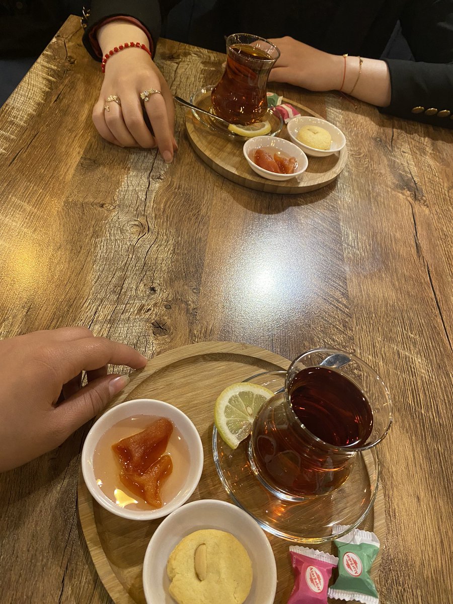 m1d1nv's tweet photo. 2 fincan çay+yaxın padruqa=bol qeybət😅☕️ https://t.co/r6nPyTH39G