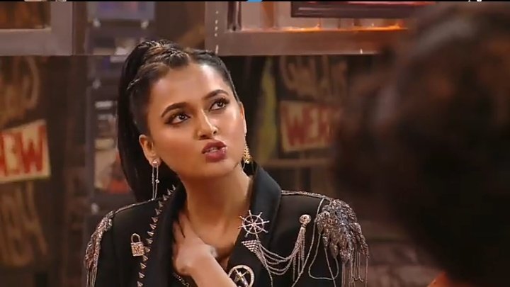 _Winterwolfx_'s tweet image. I&apos;m still stuck in those 3 hours where teju was being this badass teju  🥹
You guys can continue with your unnecessary comparisons
#TejassswiPrakash #LockUppWithTejasswi