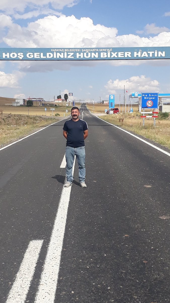 Karayazı tabelasının altında hareket yapan 4 adet kendini öğretmen sanneden mübdezelleri kınıyoruz ve ne yapmak istiyorsunuz veya karşı tarafdan nasıl bir karşılık bekliyorsunuz. Ne istiyorsanız bizde mevcut.........
