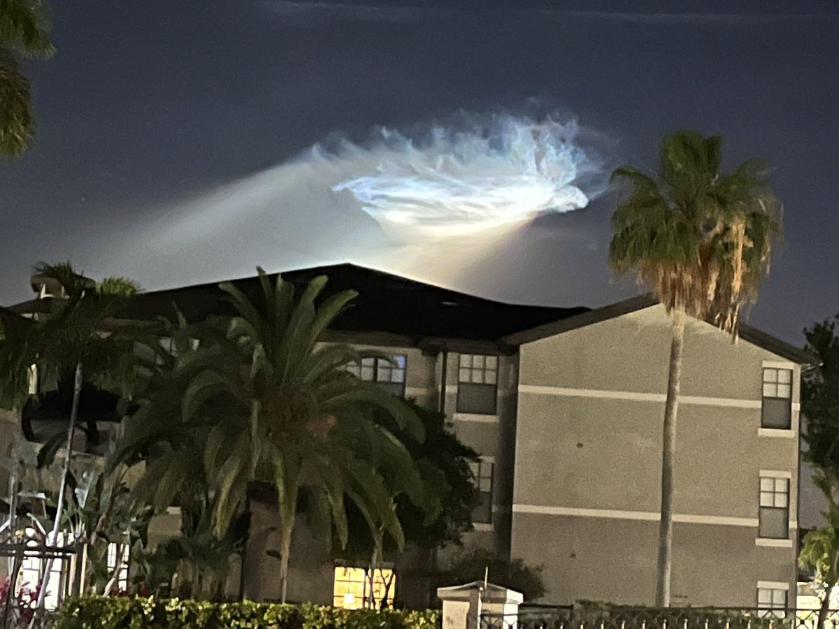 Marceeeya's tweet photo. @elonmusk Eastern sky from St Petersburg, FL this morning. #spacex starlink launch. When do you sleep? https://t.co/2wIeon1tA1