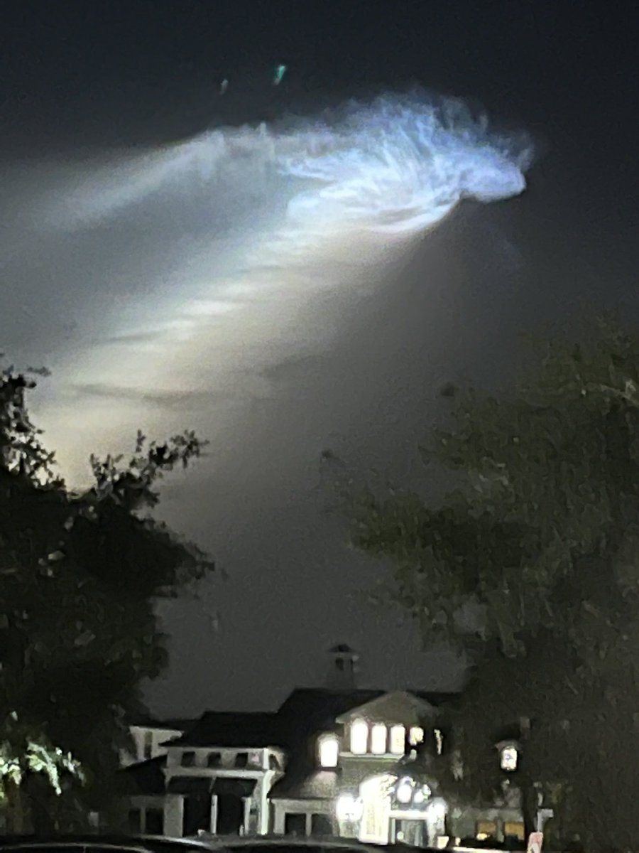 Marceeeya's tweet photo. @elonmusk Eastern sky from St Petersburg, FL this morning. #spacex starlink launch. When do you sleep? https://t.co/2wIeon1tA1