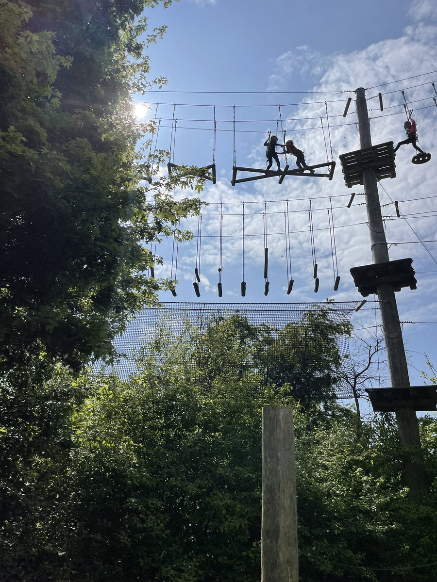 Gelukkig heeft hij een grote zus. 

#moedersdurftnietnaarboven #12meterhoog #lekkersamenklimmen #vakantie