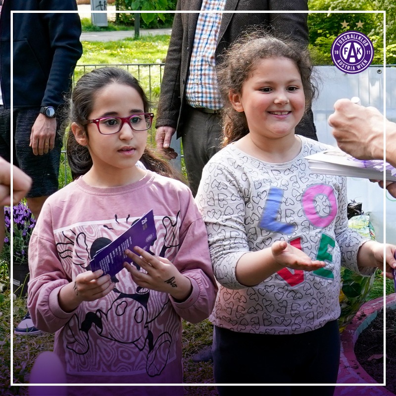 FKAustriaWien's tweet photo. 𝗨𝗻𝘀𝗲𝗿 𝗙𝗮𝘃𝗼𝗿𝗶𝘁𝗲𝗻. 𝗨𝗻𝘀𝗲𝗿𝗲 𝗔𝘂𝘀𝘁𝗿𝗶𝗮. 💜

🏞️ Kapitän @Suttner29, Marco Djuricin und @noahohio9 sowie Sportdirektor @m_ortlechner besuchten am Donnerstag den Arthaberpark und den Laubepark in Favoriten und überraschten dort viele Kids. 🤩
#faklive #FAK