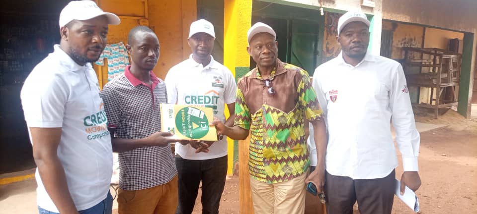 CreditRural's tweet photo. Au CRG les actions de terrain pour la vulgarisation de notre solution digitale CRÉDIT MOBILE continue.

Cette fois-ci et avec l'aide de l'équipe locale, la mission d'appui était à Kankan pour l'inauguration d'un point de service partenaire.

#Guinee
#Kibaro https://t.co/ptJpEnWnam