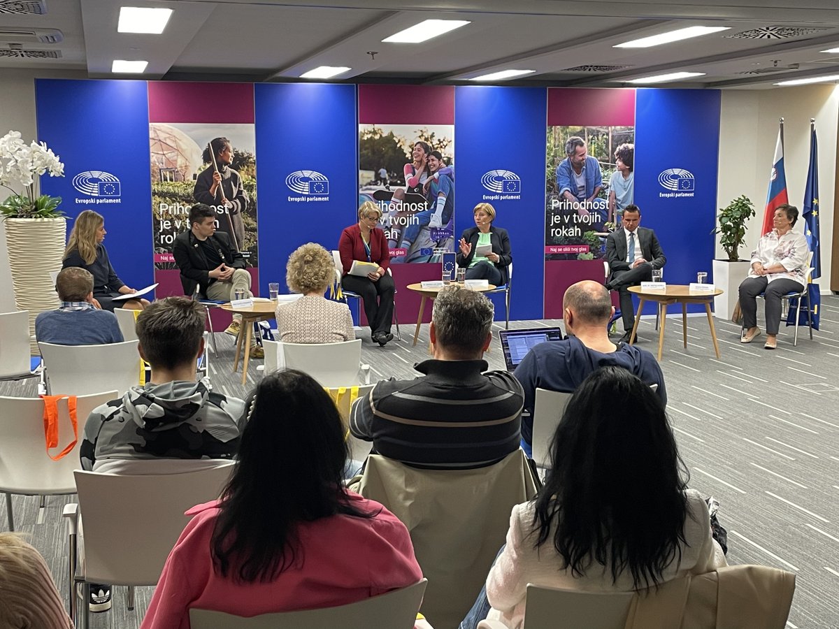 Europarl_SL's tweet photo. Ste zamudili razpravo v #StudioEvropa o pričakovanjih in dosežkih konference o prihodnosti Evrope 🇪🇺? Za vas smo shranili posnetek 👉🏻 https://t.co/6j2lmLYSiu. 
Hvala sogovornikom🙏🏻: @LjudmilaNovak, Jerneja @JugJerse, prof. dr. Matej Avbelj, Olga Černe in @JasaLev. https://t.co/gg66YG6fAq