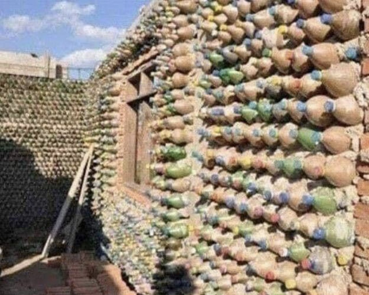 Стенка из бутылок