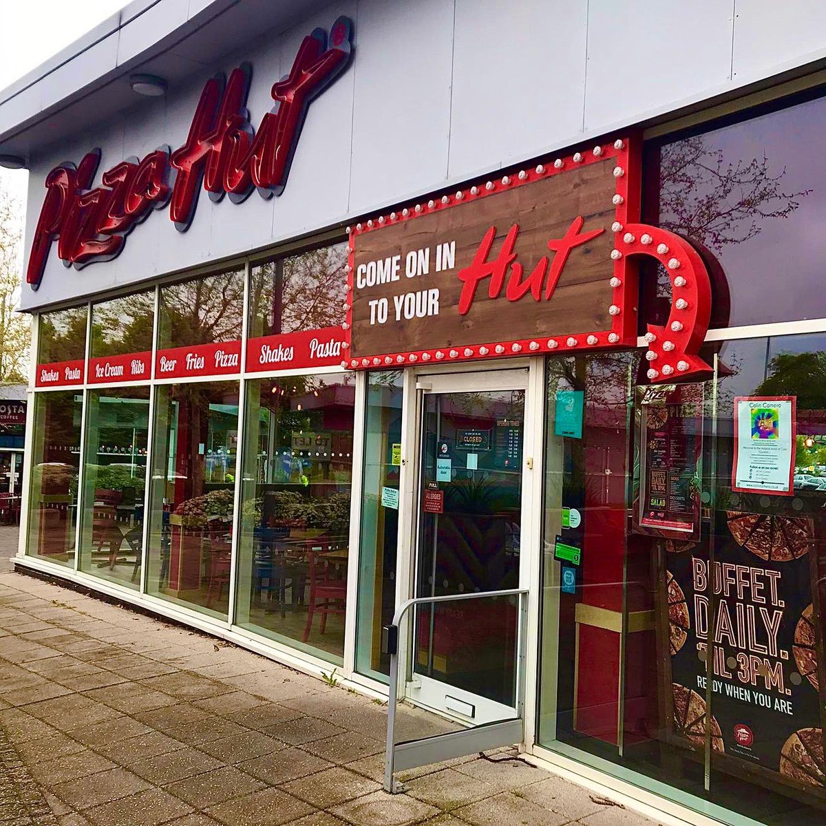 colincamera's tweet photo. This lunchtime stop off @pizzahutuk for a Pizza Deal!!🥳 

Grab a Colin camera book in-store &amp; get the price off your pizza 🍕

Come see us today @CrownePlaza in the foyer for @StratLitFest 🤩

#stratforduponavon #pizzahut #pizzahutstratford #pizzahut🍕 #stratfordliteraryfestival https://t.co/YXeMlDE0hx