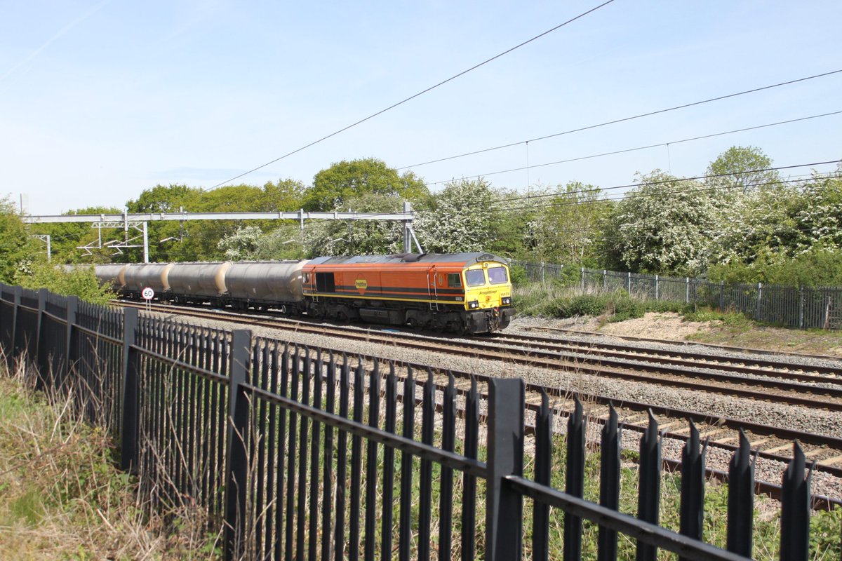 Bennybizzle1's tweet photo. #Shedwatch bonanza at Kettering this morning. 5 locos with 5 different liveries. @RailFreight 66602, 66623 and from @DBCargoUK 66150, 66015 and 66185.
#Batshed https://t.co/Mi2IxMcxaz