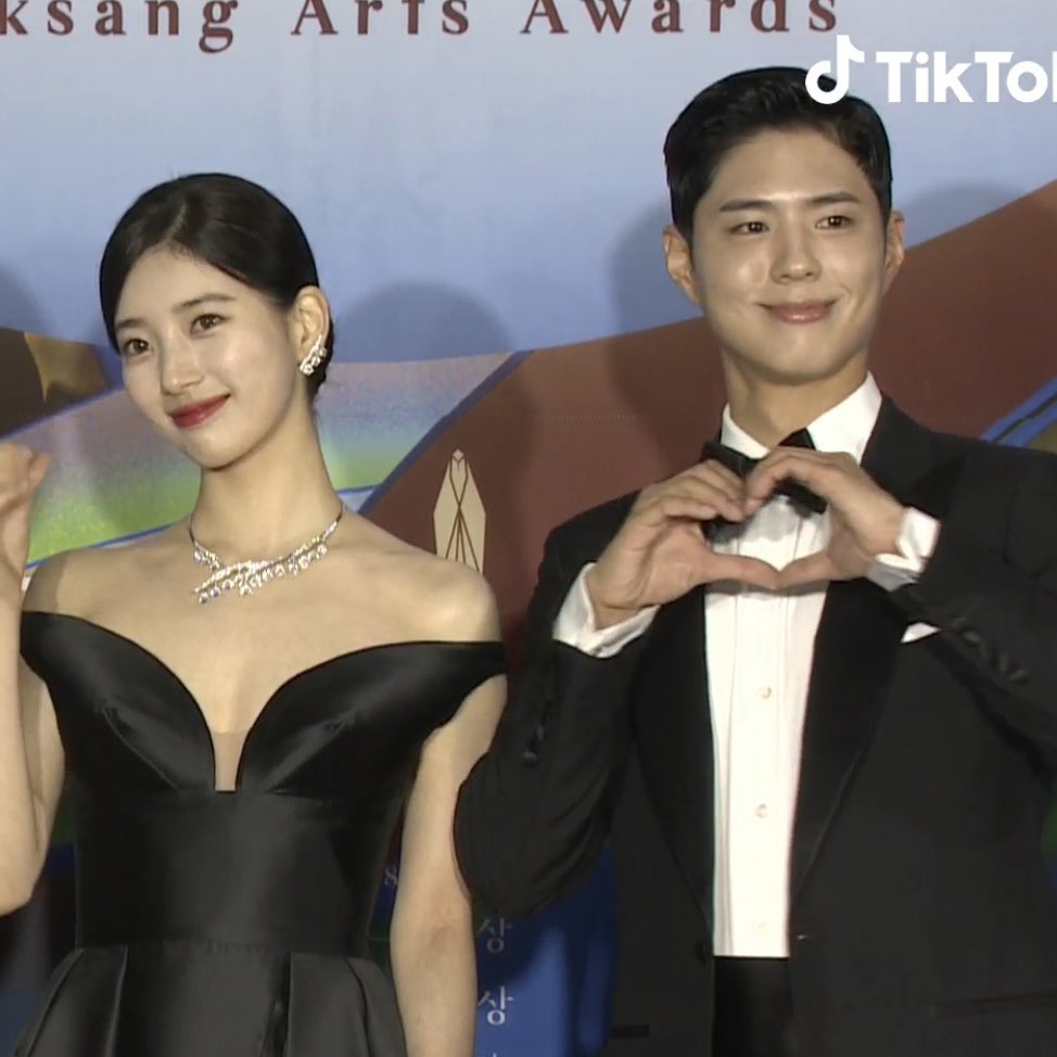 Bae suzy, why didn't you give your hand for him?? 😭😭 BAEKSANG ICON SUZY #BAESUZY #수지 #BaeksangArtsAwards2022