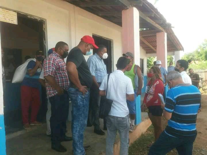 Yuniel49528847's tweet photo. El #MCCPCC y Primer Secretario en #Guantanamo Rafael Pérez visita el Consejo Popular de #PuntaDeMaisi dónde intercambio con trabajadores del sector del comercio y la gastronomía sobre las nuevas transformaciones en la empresa y la implementación de la RS/99. #CubaVive https://t.co/WBvML9mMW6