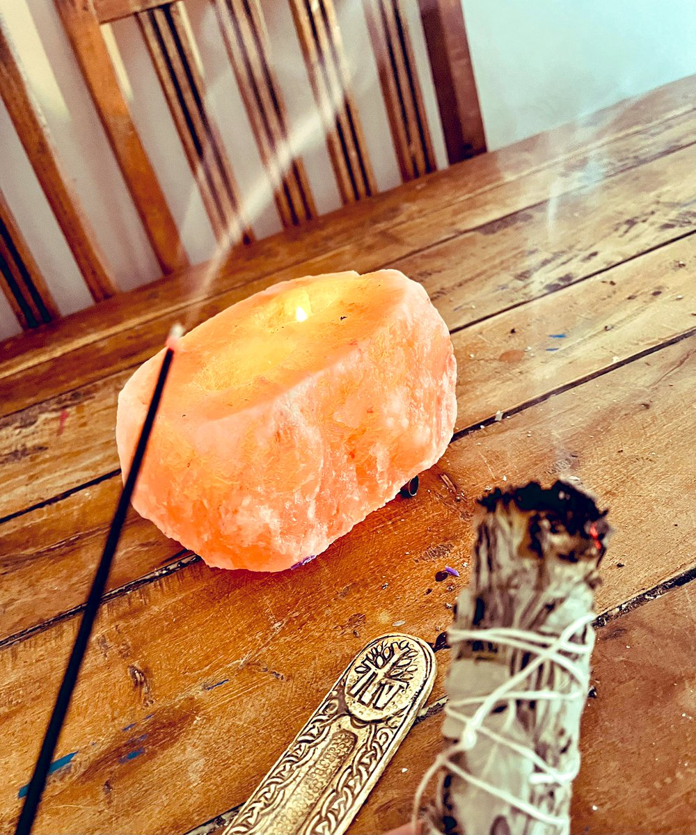 KellyjMarie's tweet photo. Saged everywhere including my laptop so no negative energy in my space for my safe medicate exam 🙏 https://t.co/eXPheTYBWr