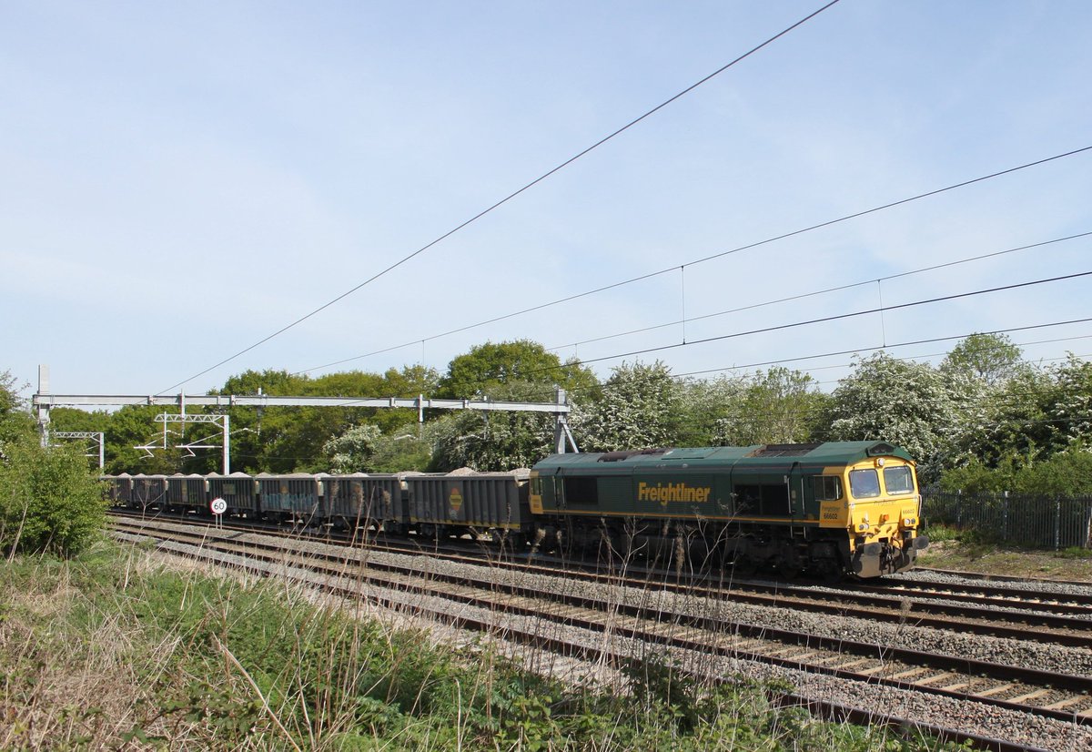 Bennybizzle1's tweet photo. #Shedwatch bonanza at Kettering this morning. 5 locos with 5 different liveries. @RailFreight 66602, 66623 and from @DBCargoUK 66150, 66015 and 66185.
#Batshed https://t.co/Mi2IxMcxaz