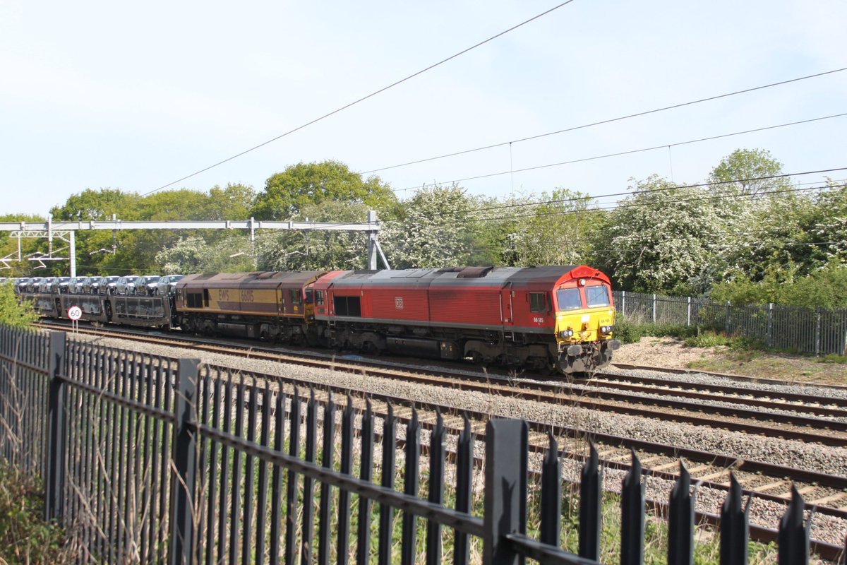 Bennybizzle1's tweet photo. #Shedwatch bonanza at Kettering this morning. 5 locos with 5 different liveries. @RailFreight 66602, 66623 and from @DBCargoUK 66150, 66015 and 66185.
#Batshed https://t.co/Mi2IxMcxaz