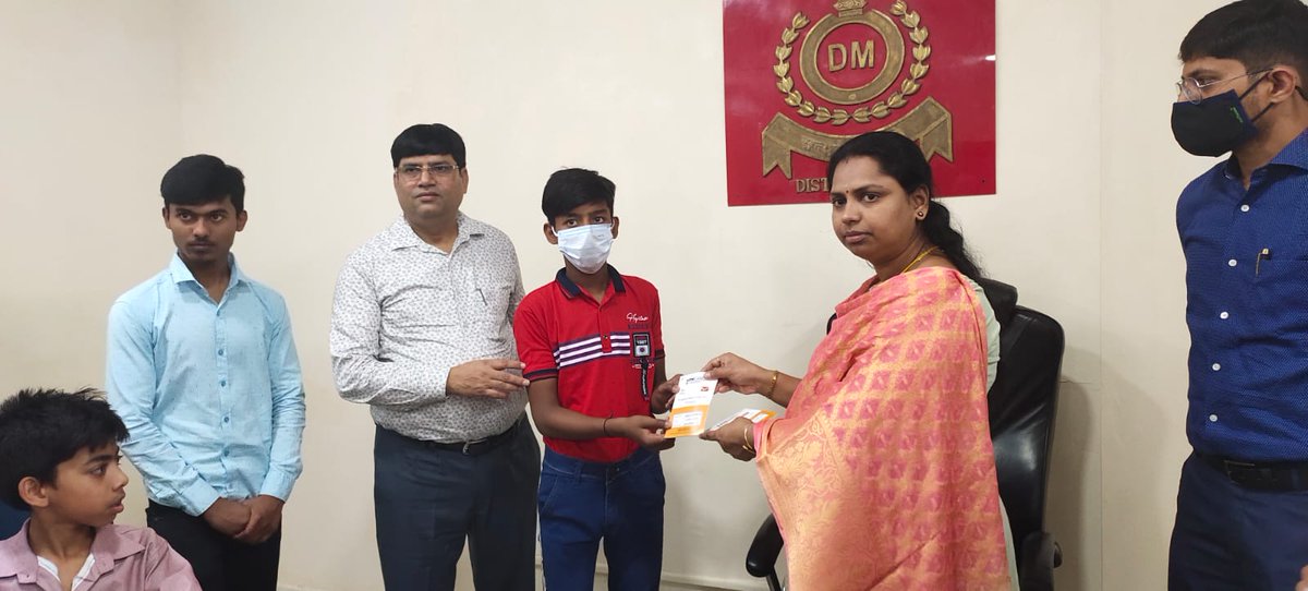 DM_North_Delhi's tweet photo. #PMcare passbook have been distributed  to the beneficiary children by @DMNorthdistt 
@PMOIndia @MinistryWCD @kgahlot #dcpu #cwc @SamanvayWCD @smritiirani https://t.co/bKUlJpvB35