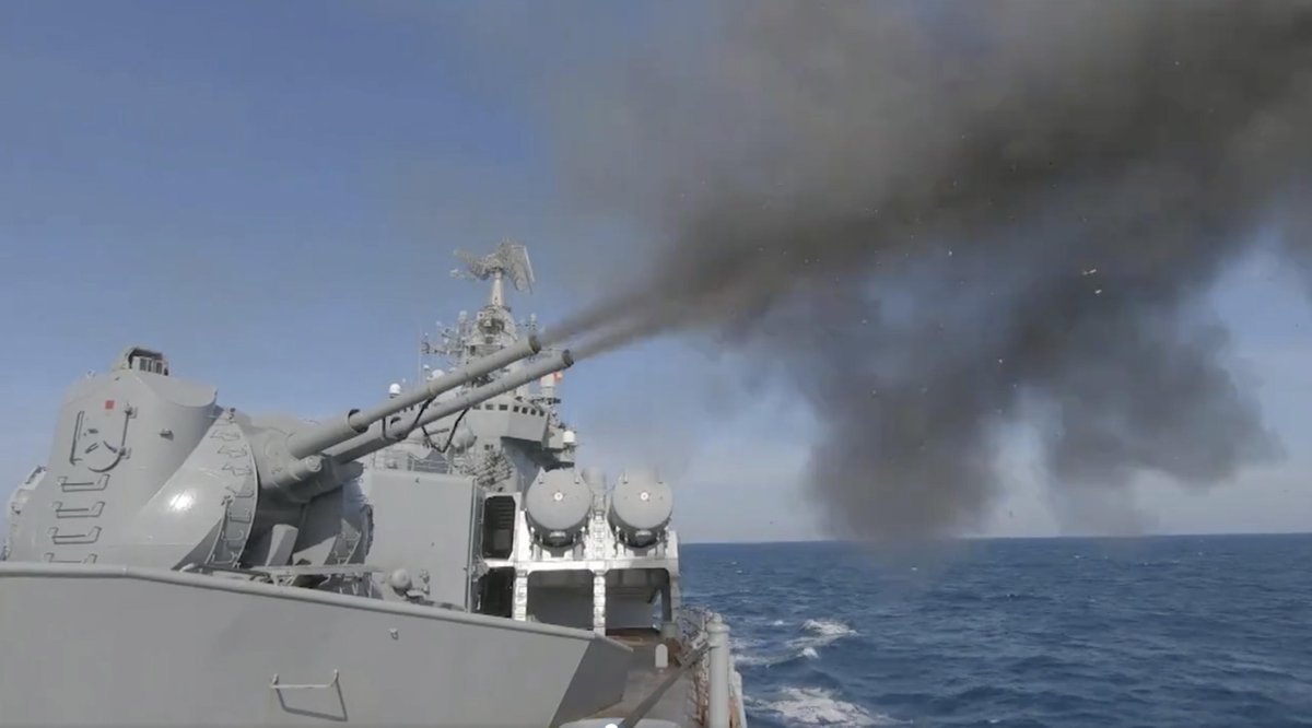 Agenzia_Ansa's tweet photo. UCRAINA | Una fregata russa Petrel 11356R sta bruciando vicino a Snake Island, nel Mar Nero, dopo essere stata colpita da un razzo ucraino Neptune. Aerei russi stanno sorvolando l'area e navi di soccorso sono arrivate dalla Crimea. #ANSA https://t.co/XQMhlrriNY https://t.co/3hH7vmJVXO