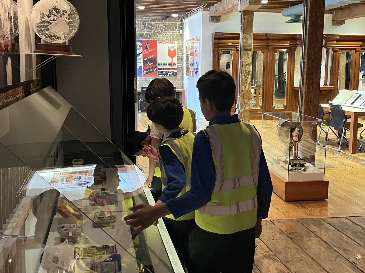 Miss_E_Lock's tweet photo. 5D are exploring how trade and food distribution have changed over time. We are discovering the important role of London docks in our global supply chain. #schooltrip #education #informative @NewWaveFed @woodberrydownN4 https://t.co/uzUHpPHApl