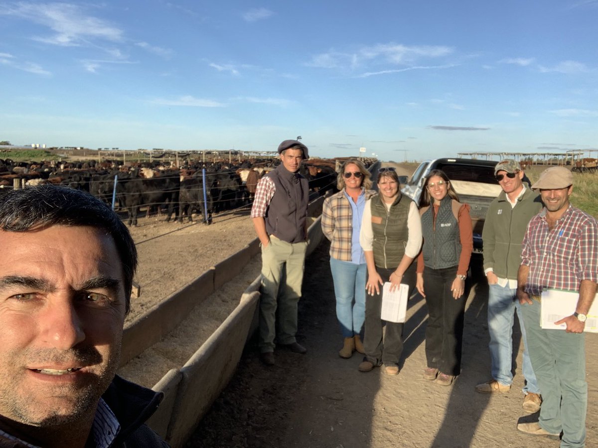 DarioColombatto's tweet photo. La Barra de ⁦@adp_uruguay⁩ en el feedlot Chamangá, en Flores, ROU. Álvaro, Franco, Aldana, Camila, ⁦@Carooyharzabal⁩ y Nacho Martinez https://t.co/8vQ6u2JSem