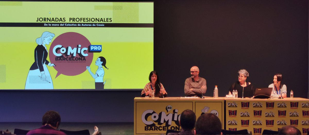 Puño en alto con «El lenguaje re[b]elado: traducción en viñetas». Mil gracias. #Comic_bcn #saloncomicbarcelona #ficomic