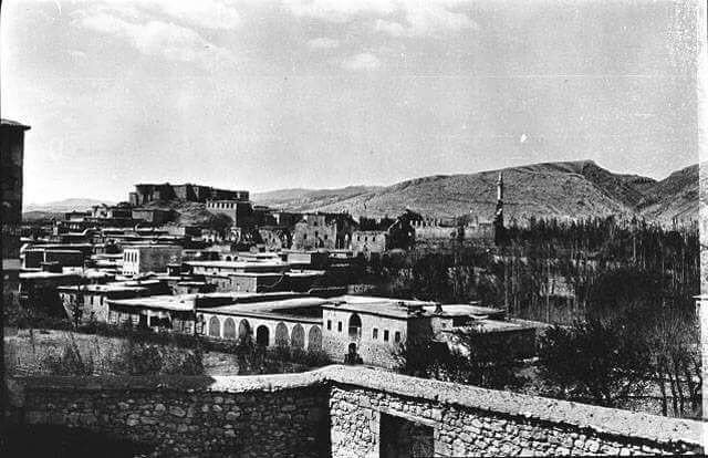 NeweNews1's tweet photo. “Selçukluların iki komutanı 1043 yılında Mervanî Devletinin başkenti Meyyafarqîn'i kuşattı, başarılı olamadılar.
Türklerin bu memlekete ilk gelişleriydi. Ondan önce buralarda yüzleri bile görülmemişti.''
İbnü'l Ezrak / Târîhu Meyyâfârikîn (1116-1176) (#BitlisName) https://t.co/eS9sRN35t9