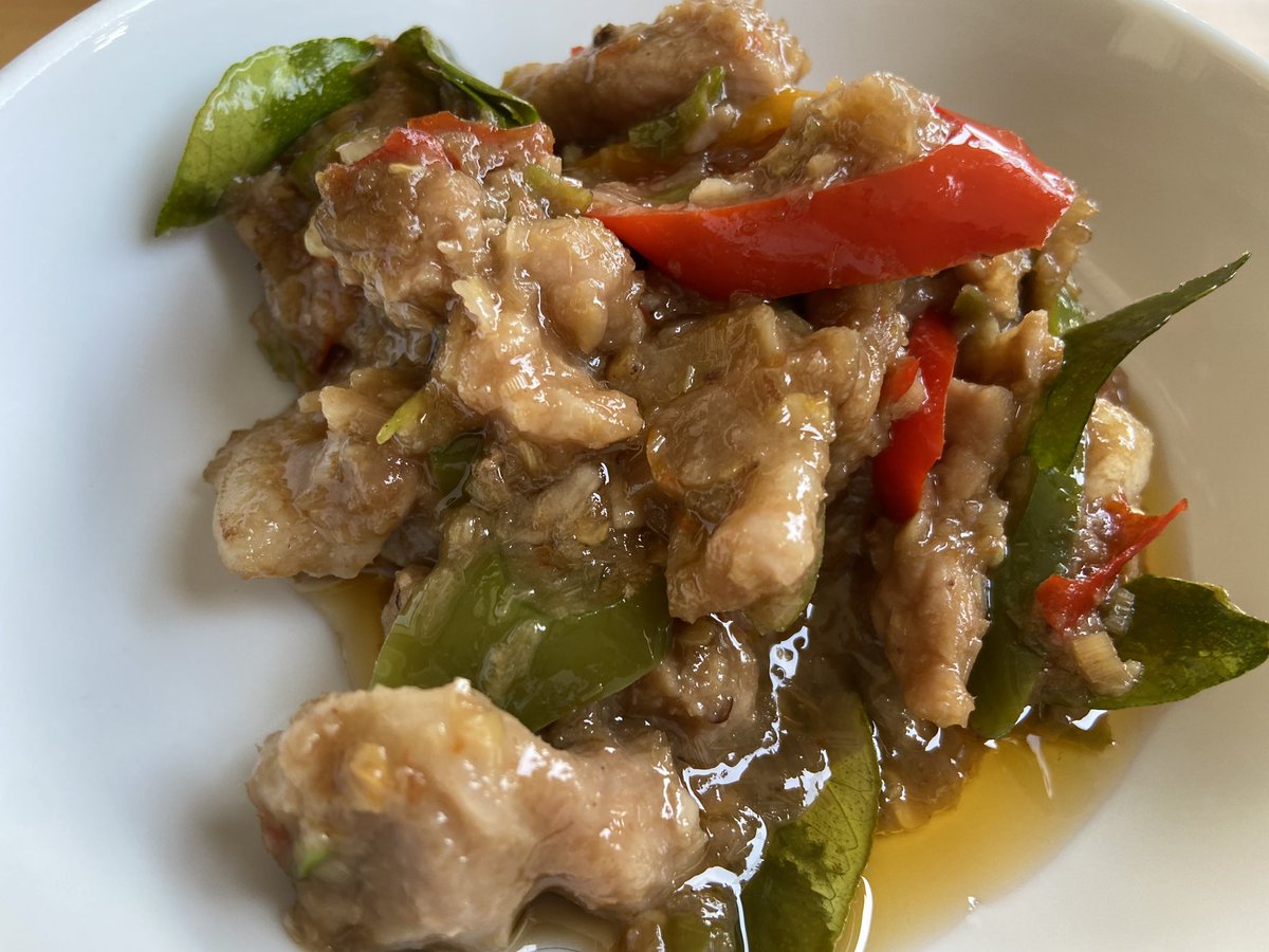 kinarai_cnx's tweet photo. รสละมุน ร้านข้าวแกงเปิดใหม่อยู่หัวมุมโซนสามกษัตริย์ เจ้าของเดียวกับหวานละมุน แน่นอนว่าอาหารก็ตรงตามมาตรฐานหวานละมุน อร่อย เนี้ยบ สะอาด เราสั่งแกงส้มกุ้งดอกแค สามชั้นพริกเกลือ หมูผัดกะปิ ห่อหมกปลากราย เสิร์ฟร้อนๆทุกจาน และที่สำคัญข้าวสวยอร่อยมากมาเป็นสวยงาม #รีวิวเชียงใหม่ @aroii https://t.co/bsIFFDgliW