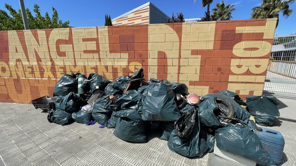 ieangeldetobies's tweet photo. Avui hem participat a la jornada europea “Let’s clean up”
Una gran quantitat de residus recollits a l’entorn més proper del nostre centre.
@residuscat #LetsCleanUpCat #letscleaneurope #LCUE https://t.co/u4oxZHTMYt