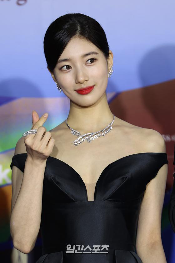 EVERYONE LOOK AT BAE SUZY