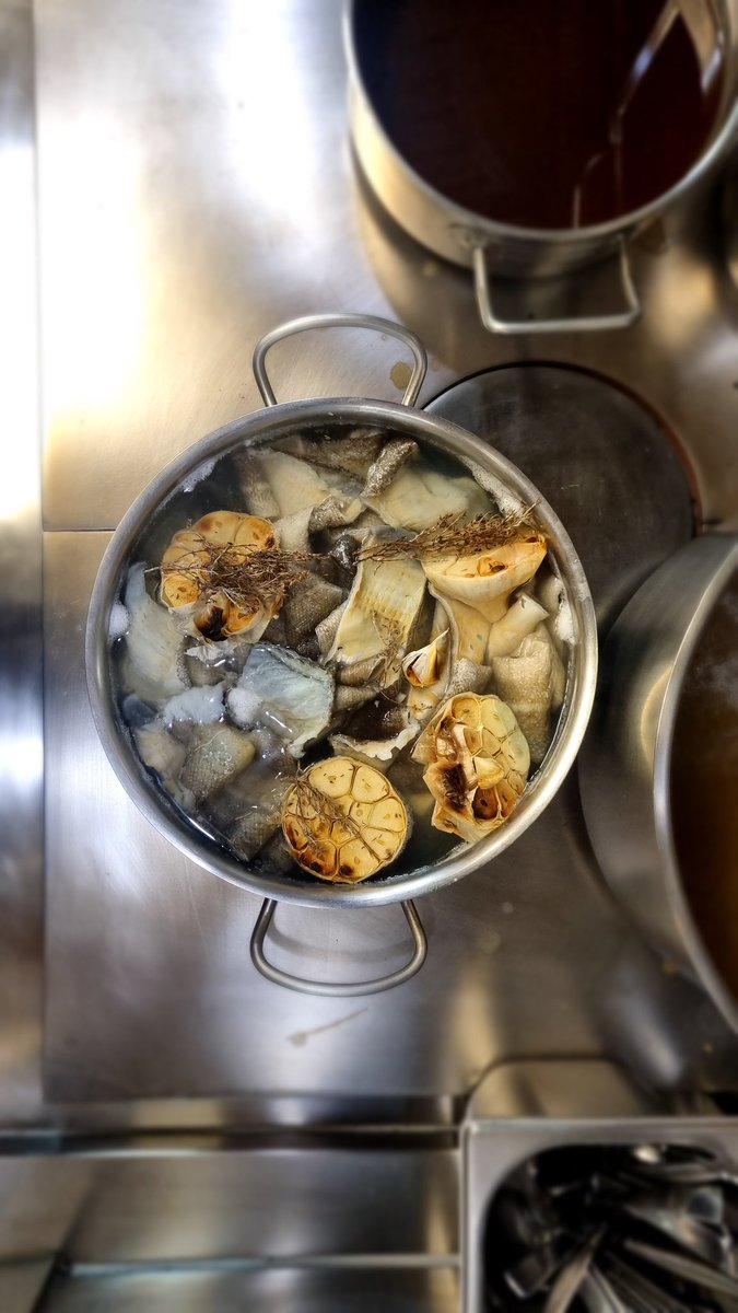 NovaRestaurante's tweet photo. Cociña de verdade  con pouca literatura, pero con moito sabor...😊
O final tan só somos cociñeiros 🤎

#interior #producto #espacio #estrellamichelin #bacalao #michelinguide #ecológico #guia #spain #productores #oficio #españa #galicia #gastronomia #tradición #respeto #ourense https://t.co/q6u2wgsykb