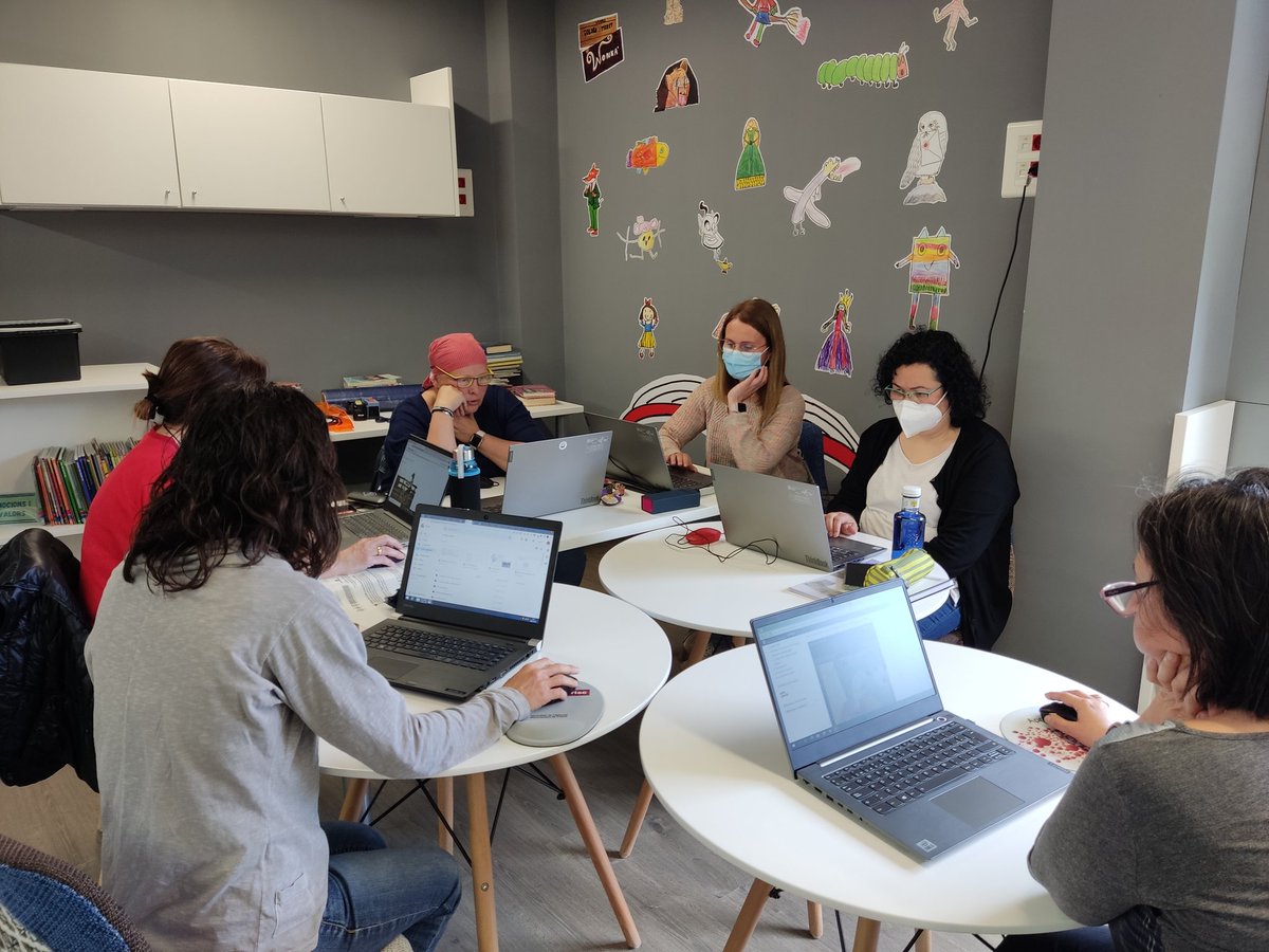 pantiberrozpe's tweet photo. Avui el claustre de l'@EscolaGiroi desenvolupa la competència digital docent a través de les diferents Kudis, amb tres formadors excepcionals... @CasanovasIrene @ire_sola @jorcasbat #scratch #contingutsdigitals #realitatvirtual #mentoriadigital https://t.co/qIBb00AzWL