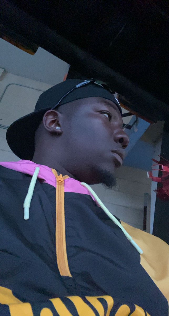 Rise and Grind💪🏿💪🏿💪🏿✊🏿✊🏿✊🏿Don’t nun come to a sleeper but a Mf dream..Slow money better than no 💰 💰💰#ItsFriday #WakeUp