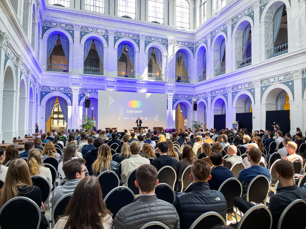 Vizepräses <a href="/pirck_niels/">Niels Pirck</a> begrüßt die Gäste beim #ChefTreff in der #hkhqmburg