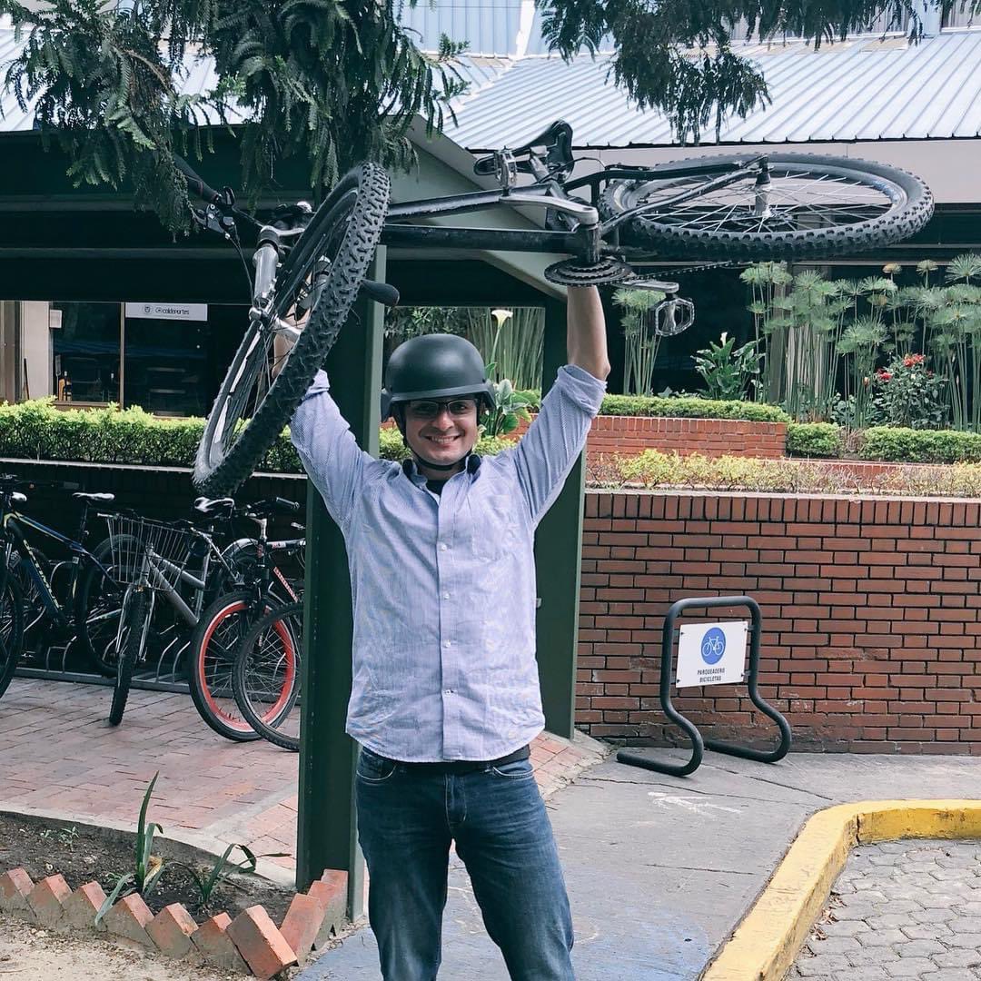 hernanhurtado's tweet photo. Cuando ruedan los #Colombianos alrededor del mundo… es poner en otras vías la alegría y buena onda de nuestra tierra 🇨🇴 vamos escarabajos 🚴‍♀️ por el #GiroDeItalia y por más km de sonrisas 
Arriba las manos con el #SpamDeBicis les enviamos la mejor energía https://t.co/XsLJygNe9Q