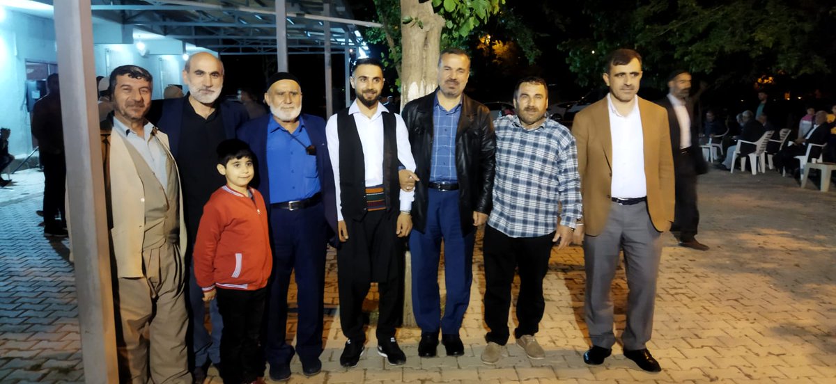 HudaParSur_'s tweet photo. İlçe Başkanımız Sn. Ercan Şenol beraberindeki heyet ile birlikte gönüllümüz Erkan Gökgöz' ün Karpuzlu (Hacı İs) Köyündeki düğününe katıldılar.

Kardeşlerimize iki cihanda da saadetler dileriz.

#HÜDAPAR https://t.co/Hv71D8p8ri