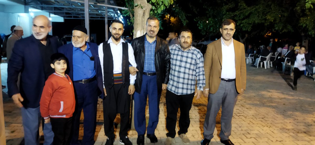 HudaParSur_'s tweet photo. İlçe Başkanımız Sn. Ercan Şenol beraberindeki heyet ile birlikte gönüllümüz Erkan Gökgöz' ün Karpuzlu (Hacı İs) Köyündeki düğününe katıldılar.

Kardeşlerimize iki cihanda da saadetler dileriz.

#HÜDAPAR https://t.co/Hv71D8p8ri
