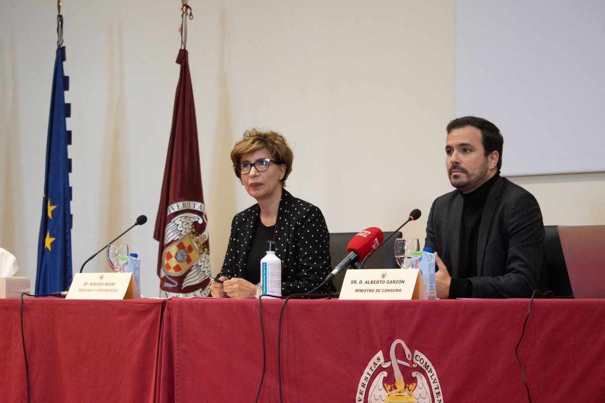 agarzon's tweet photo. Frente al modelo de ocio de las casas de apuestas, los juegos de mesa, además de entretener, son prácticas saludables.

Ha sido un placer participar en la inauguración de las jornadas de @UCM_psico sobre la utilización de recursos lúdicos en logopedia y psicología. https://t.co/wa4Vp9Gso2