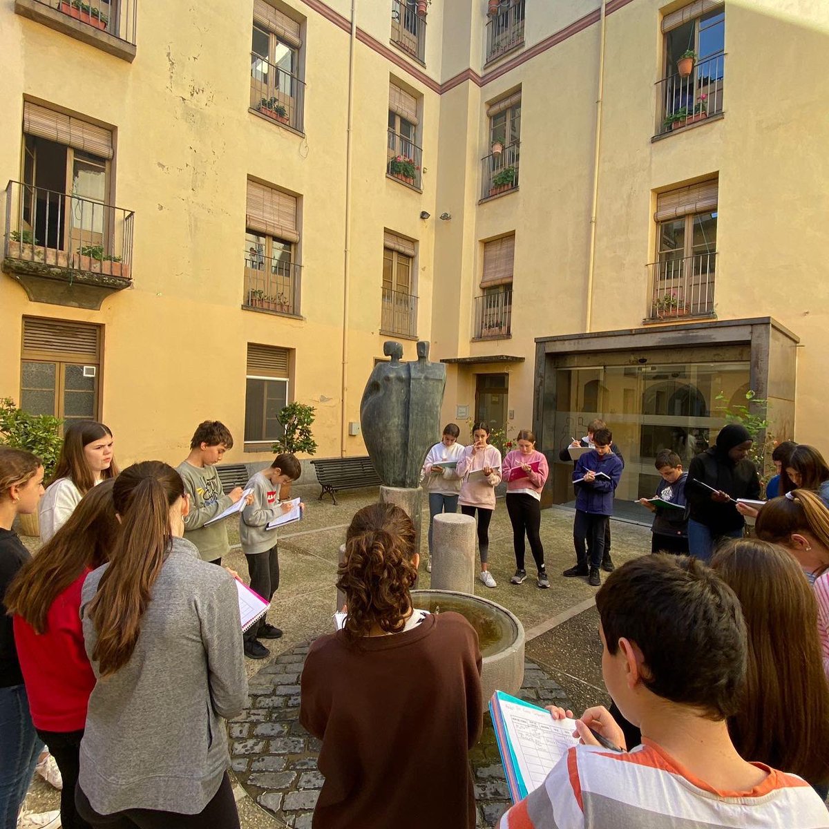 EpiaOlot's tweet photo. FEM ESCOLA FORA DE LES AULES! 
Ahir i avui hem fet La Ruta de l’escultura pels carrers d’Olot amb els alumnes de 1r d’Eso de Visual i plàstica. #esoolot https://t.co/8Xy964do8J