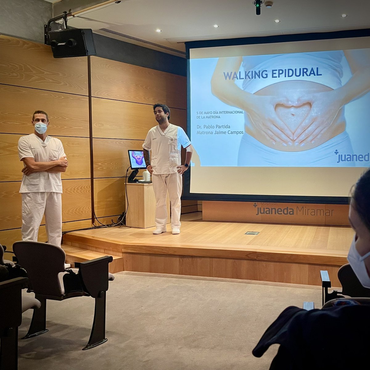 anest_ibaredo's tweet photo. El Dr. Partida del Servicio de Anestesiología del H.Juaneda Miramar @anestesia_ibaredo, y J. Campos del equipo de matronas han participado en la Jornada del día de la Matrona, hablando de la anestesia epidural durante el parto y la cesárea con acompañante. https://t.co/Ge9nHi2UKD https://t.co/DhmA5u25oE