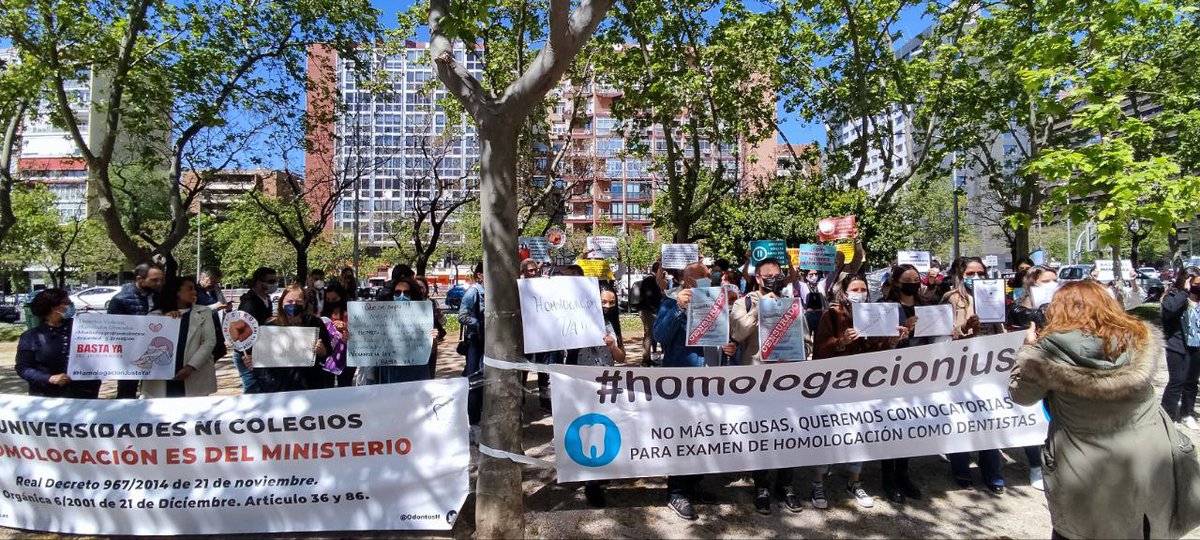 ms_psico's tweet photo. @UniversidadGob @subirats9 @univgirona Cuánta empatía con los homologantes que ahora mismo manifestamos frente al @UniversidadGob, verdad @subirats9?? #6M #HomologaciónYA!! PROMETIÓ PÚBLICAMENTE UNA REUNIÓN HOY EN MADRID Y SE FUE!! @Psic_Migrantes @FrenteInterProf @OdontosH @MDhomologantes @aingoi @AinaeAsociacion https://t.co/HqRAUYbUpN