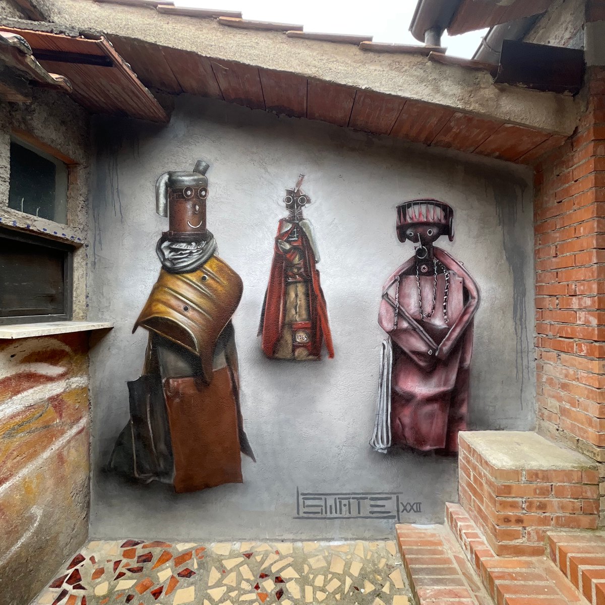 Fuseum's tweet photo. Gli Elleni sono un ciclo di statue antropomorfe creato da Brajo Fuso con materiali di recupero. Sono distribuite tra il Fuseum e Palazzo della Penna. Grazie a StreetArtUmbria e a Daniele Pulcinelli è stata realizzata un'opera che omaggia queste straordinarie creature metalliche. https://t.co/XvJG0qNPxF