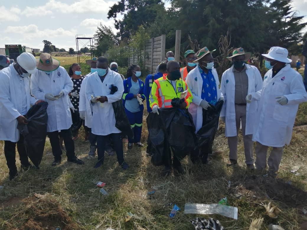 ChigonaEma's tweet photo. This morning, I participated in the #NationalCleanupProgram in Mabvuku, with the Minister of @METHI_Zimbabwe, @nqo_nn. 

I hope you also played your part. @EMAeep @ProsperBMatondi https://t.co/Y3umH94E7l