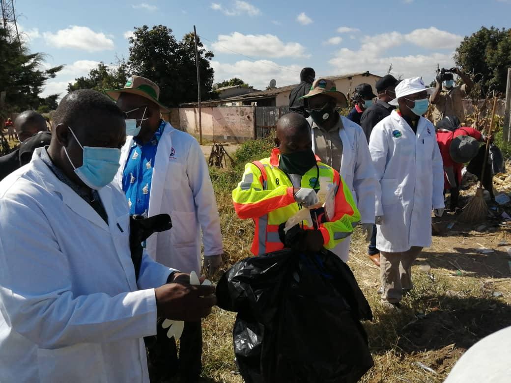 This morning, I participated in the #NationalCleanupProgram in Mabvuku, with the Minister of @METHI_Zimbabwe, @nqo_nn. I hope you also played your part. @EMAeep @ProsperBMatondi